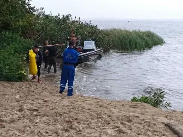На Дніпрі перекинувся човен із дев'ятьма людьми