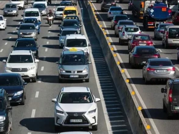 Утром на нескольких мостах Киева образовались пробки