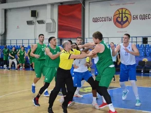 Масштабна бійка: ФБУ оштрафувала та дискваліфікувала п'ятьох гравців