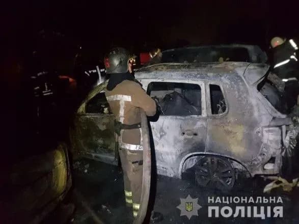У Харкові біля паркінгу згоріли три іномарки