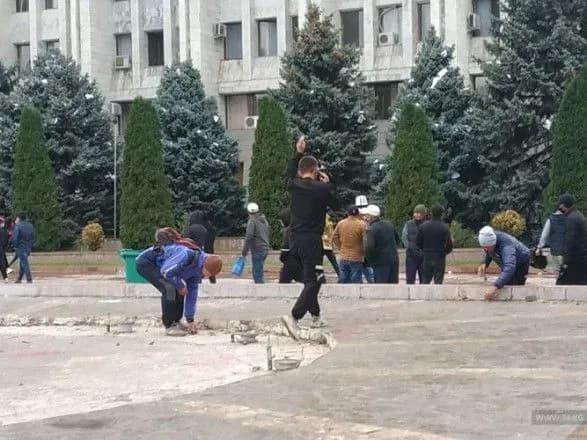 Під час протестів у столиці Киргизії постраждали майже 600 осіб, одна людина загинула