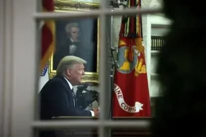 Трамп повернувся до роботи в Овальному кабінеті Білого дому