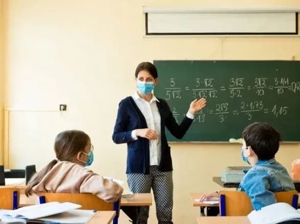 Зарплата вчителям: Бабак заявив, що потрібно було прибрати надбавки та зашити їх в оклади