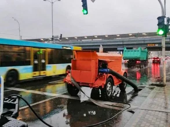 Комунальники запевнили, що підтоплень проблемних місць через зливу у Києві немає