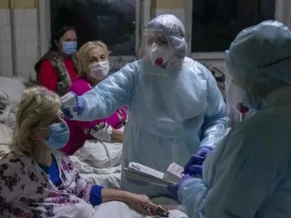 AP: Украине катастрофически не хватает врачей для борьбы с COVID-19