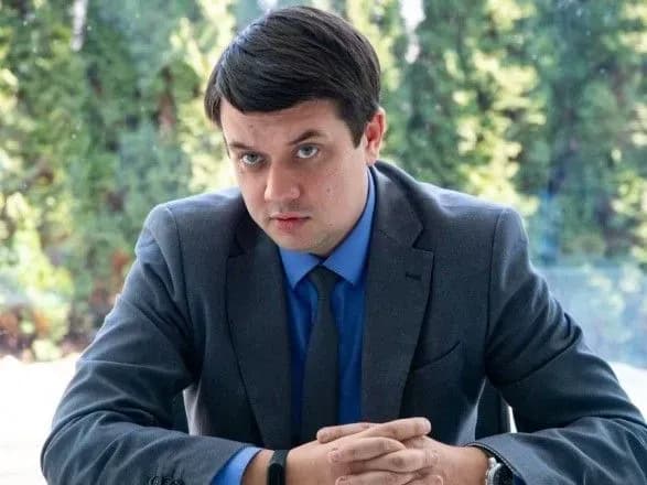 Без застілля та з символічними подарунками: як "слуги народу" вітають з днем народження Разумкова