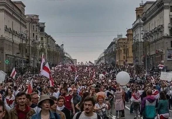 Світлошумові гранати і кийки: в Мінську жорстко затримали учасників протесту