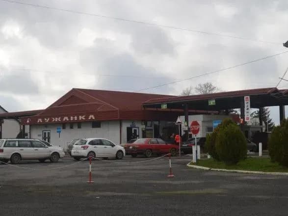 На кордоні з Угорщиною зібралося велике скупчення автомобілів