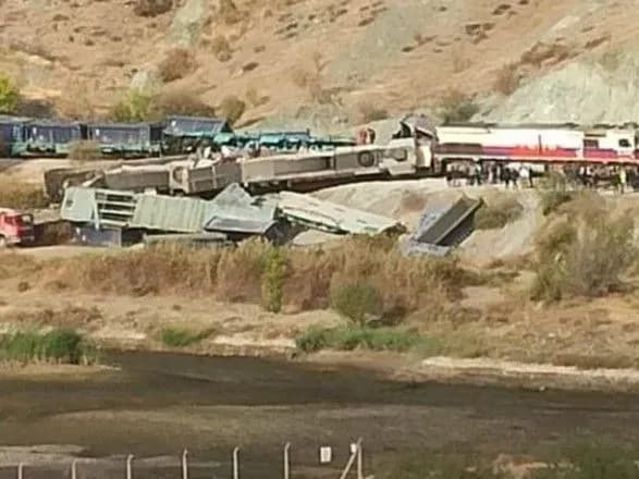 В столиці Туреччини зіткнулись вантажні потяги, є загиблі