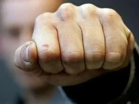 Чоловік кандидатки у депутати від “Рідного Дому” побив активістку партії “За Майбутнє”