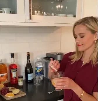 Голівудська акторка розповіла про рецепт "найтанцювальнішого" коктейлю