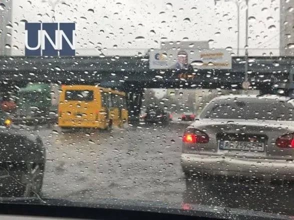 У КМДА запевняють, що у місцях підтоплення у столиці працює спецтехніка