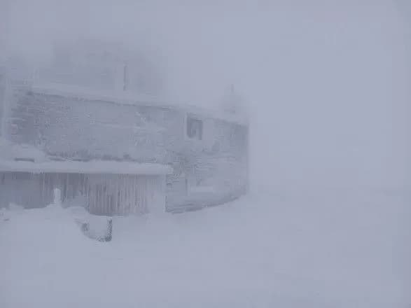 Високогір’я Карпат вкрило снігом