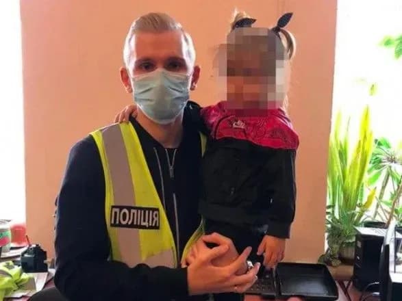 У Києві розшукують жінку, яка залишила дитину у знайомих і зникла
