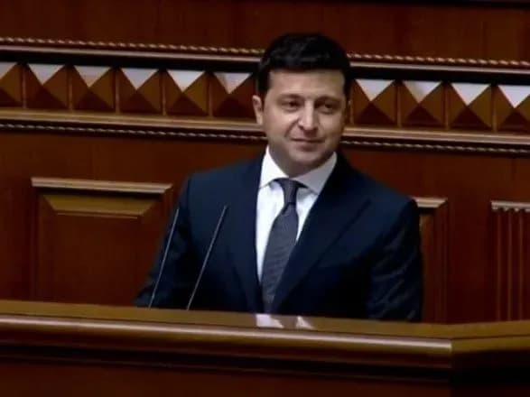Зеленский час выступал с посланием к Раде