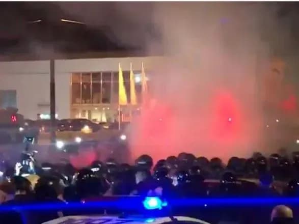 Сутички під Шевченківським судом Києва: активісти кидали каміння та петарди у правоохоронців