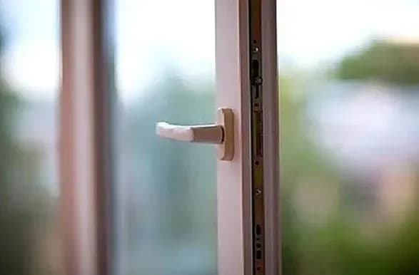 Вистрибнули з вікон лікарень: у Києві зафіксували ще два самогубства хворих на COVID-19