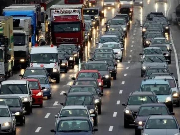 На нескольких мостах в Киеве образовались пробки