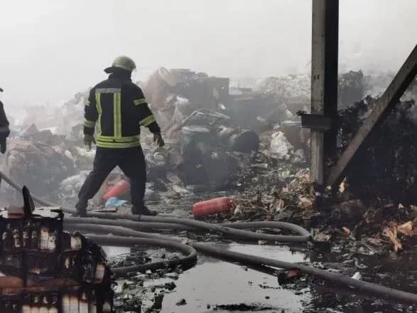 В Обухові горів ангар з простроченими медикаментами і автогумою