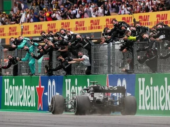 Пілот Хемілтон побив історичний рекорд Шумахера