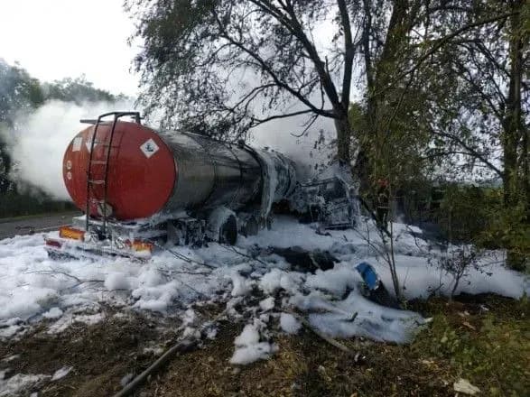 На Миколаївщині фура в’їхала у дерево та загорілася: є постраждалий та загиблий
