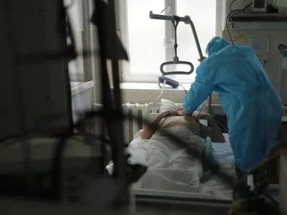 В Україні майже 349 тис. випадків COVID-19, за добу - 5 426