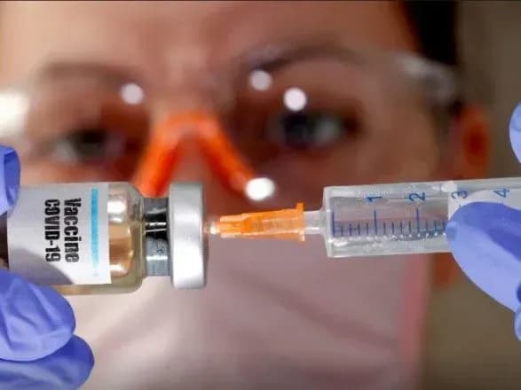Reuters: лише частину населення ЄС вдасться вакцинувати від COVID-19 до 2022 року