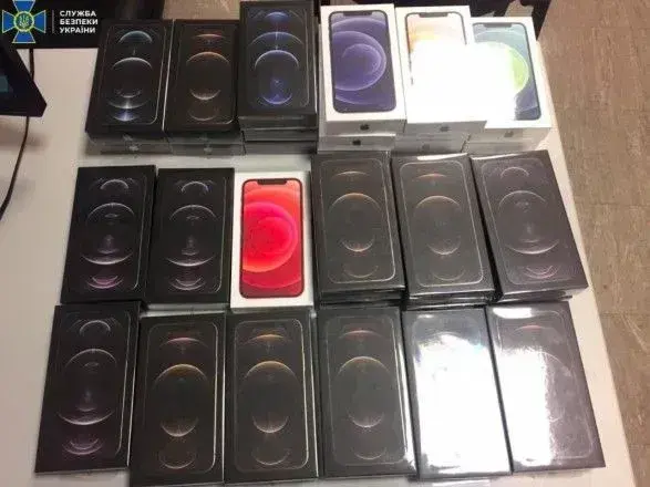 В "Борисполе" мужчина пытался нелегально ввезти в Украину партию iРhone 12 на более 1 млн гривен