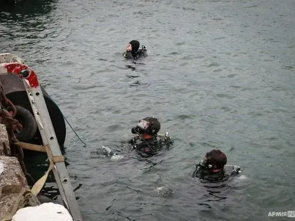Водолази зі США та України обстежують акваторію порту Південний під майбутній причал "Айлендів"