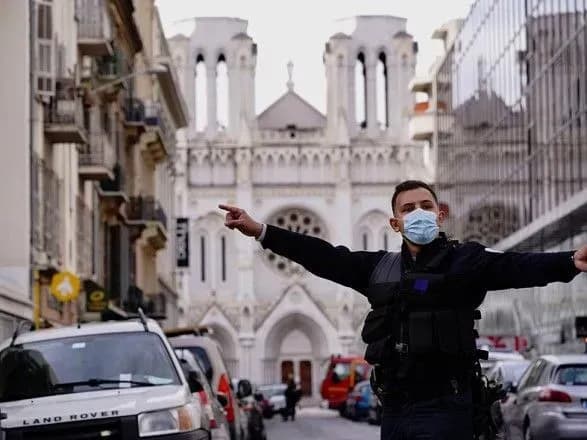 Прем'єр Франції пообіцяв "нещадну відповідь" за теракт у Ніцці