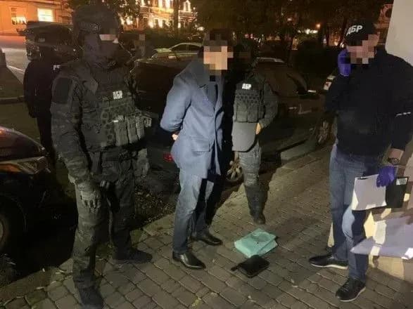 Одного з керівників ДФС України затримали під час отримання хабара в розмірі 100 тис. доларів