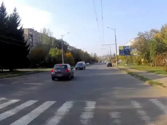 У Кривому Розі легковик збив підлітків на пішохідному переході