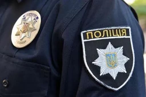 У Києві чоловік погрожує підірвати кафе