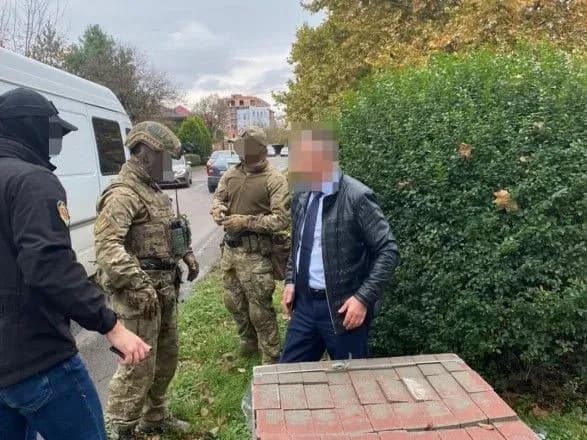 Двое чиновников требовали взятки за непрепятствование реконструкции объекта "Большой стройки"