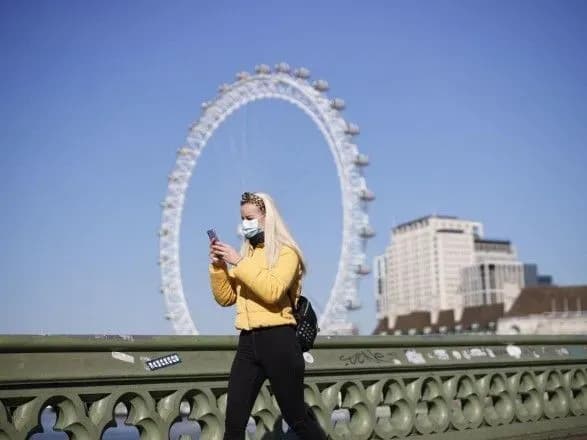 Англійським пабам дозволили продавати алкоголь на виніс під час карантину