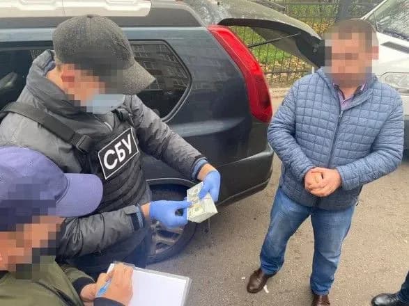 Голову РДА на Чернігівщині затримали на хабарі у 10 тис. доларів