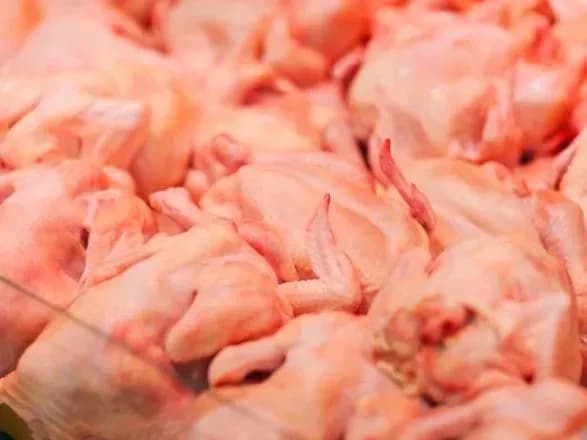 С мухами и светится в темноте: украинцы массово жалуются на курятину в магазинах