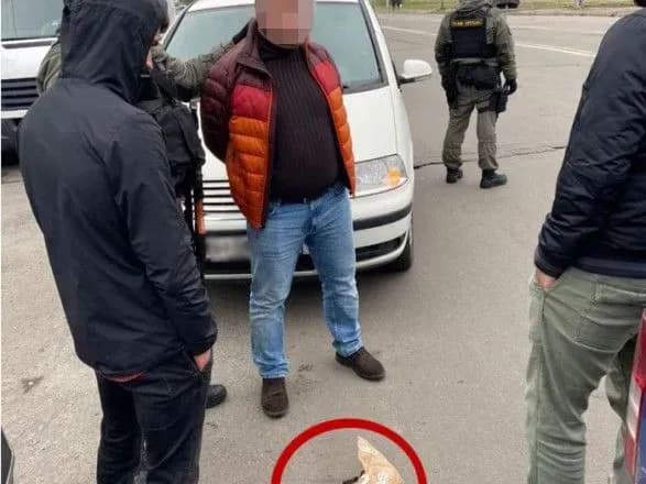 В Киеве задержали двух мужчин, которые требовали у предпринимателя 700 тыс. грн