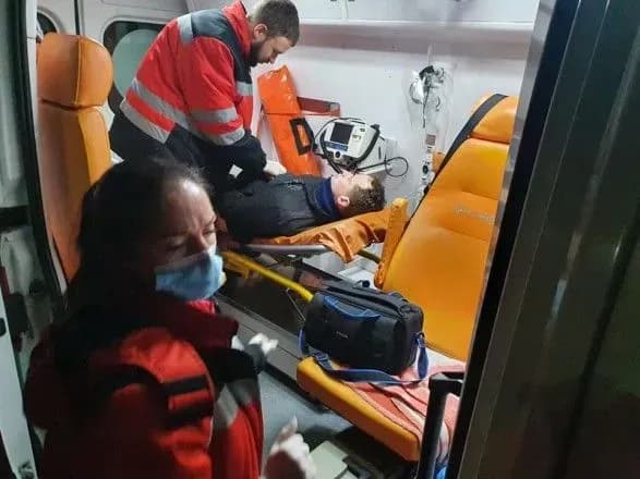 Чоловіка, який видерся на електропору у Києві, зняли: загрози його життю немає