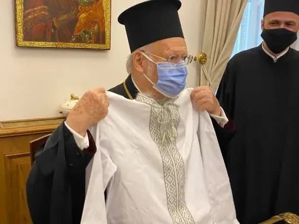 Делегація ПЦУ подарувала вишиванку Вселенському Патріарху Варфоломію