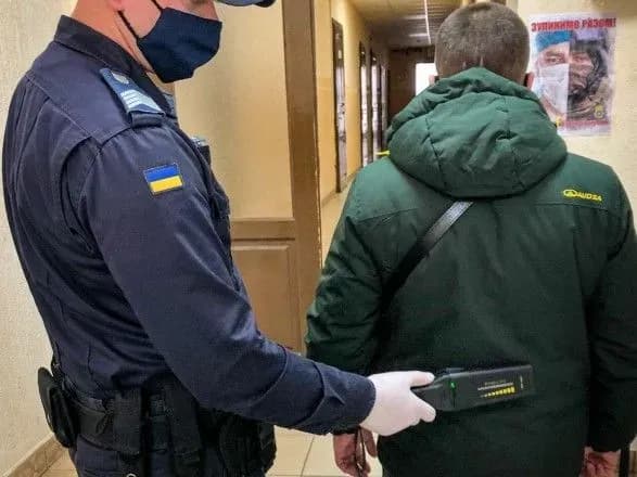 Ножі, фаєри та набої: з початку року до судів намагалися пронести понад 40 тис. заборонених предметів