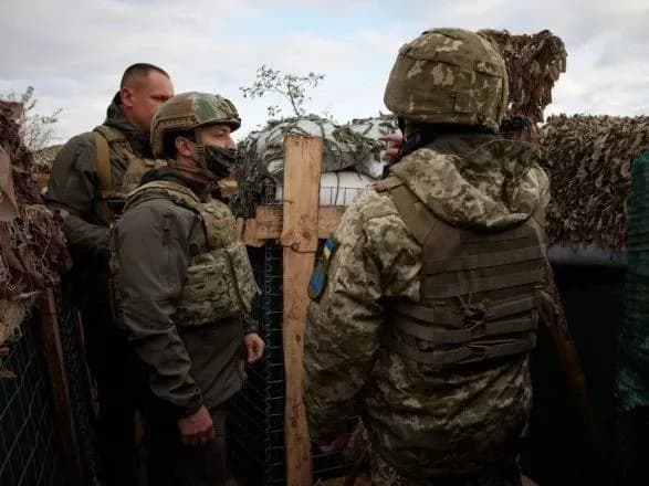 Зеленському на Донбасі показали умови служби на передовій
