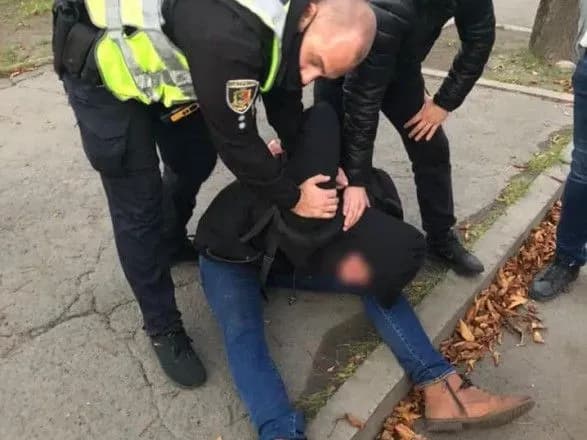 У Кривому Розі чоловік влаштував різанину на вулиці: щонайменше 2 загиблих, серед поранених є дитина