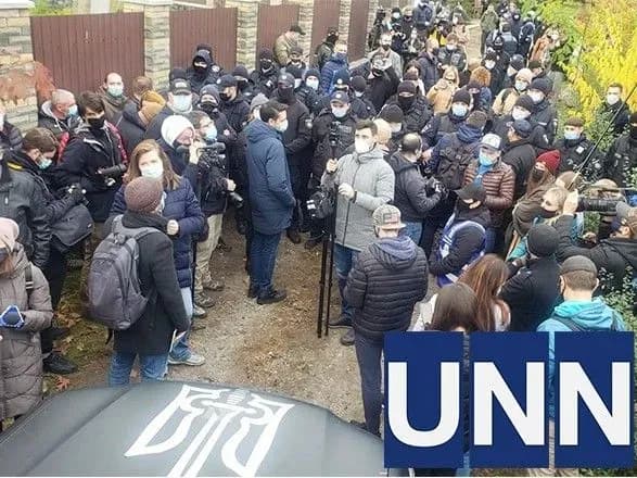 Активісти приїхали до будинку голови КСУ та запалили фаєри