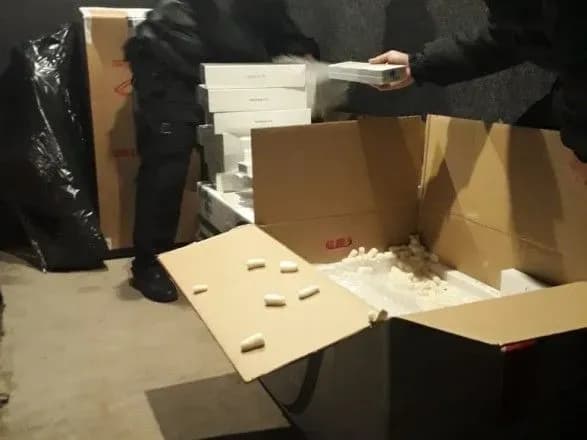Українець з Угорщини намагався ввезти декілька сотень смартфонів iPhone