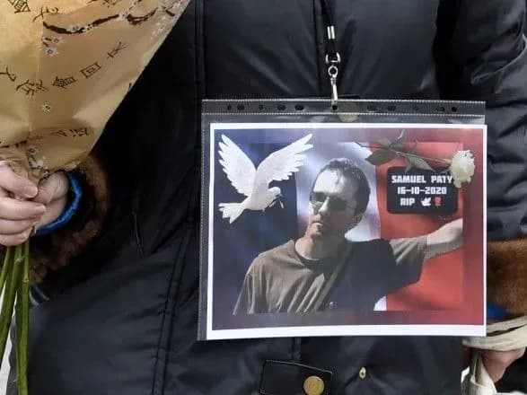 Ще трьом затриманим у справі про вбивство вчителя у Франції пред'явили звинувачення