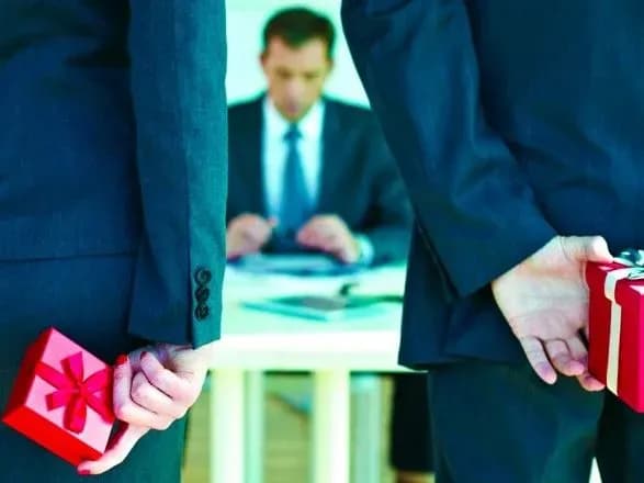 Рішення КСУ про декларації: високопосадовці можуть отримувати подарунки та "віддячувати" за них
