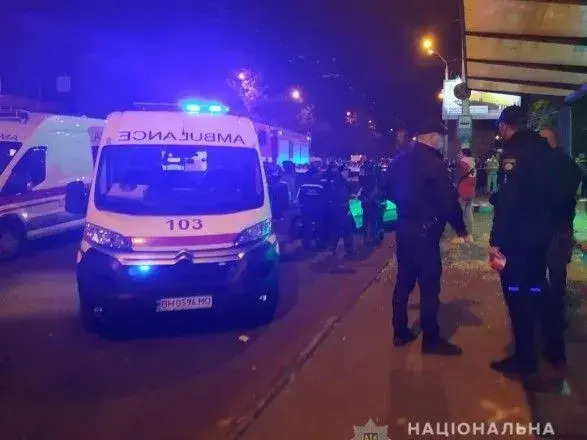 В Одесі автівка влетіла в зупинку: постраждало дві жінки і двоє підлітків