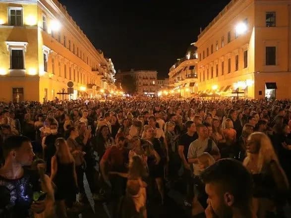Суд отменил штраф за нарушение карантина во время празднования дня города в Одессе