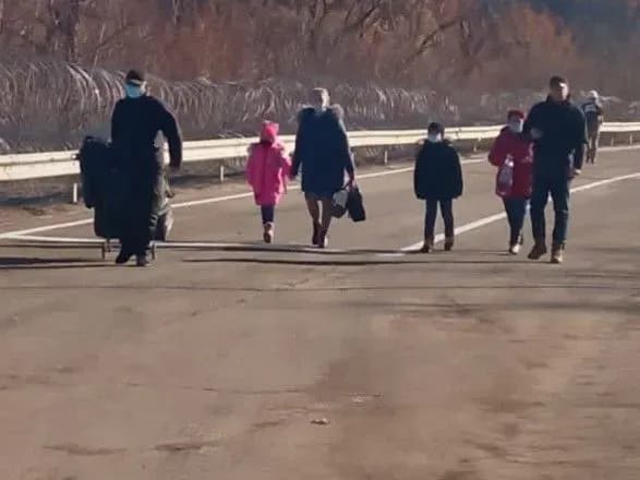 Бойовики блокують пропуск через КПВВ: люди з речами дарма долають по три кілометри